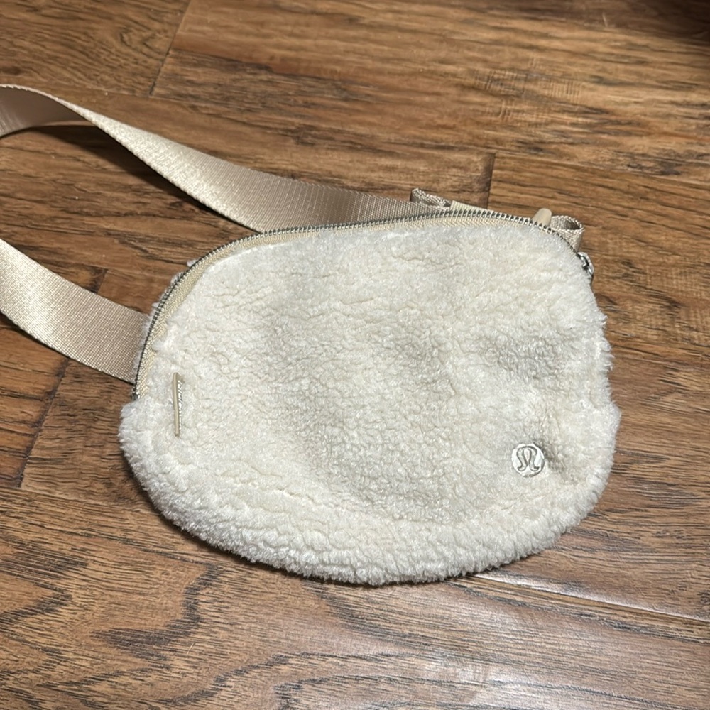 Lululemon Everywhere Belt Bag